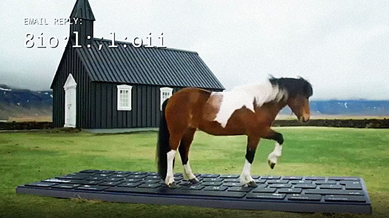 Лошади пишут электронные письма с помощью гигантских клавиатур. Изображение: кадр из видео