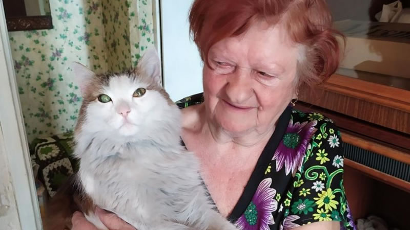Пенсионерка из Челябинска с котом Алексеем на руках. Фото: 1obl.ru