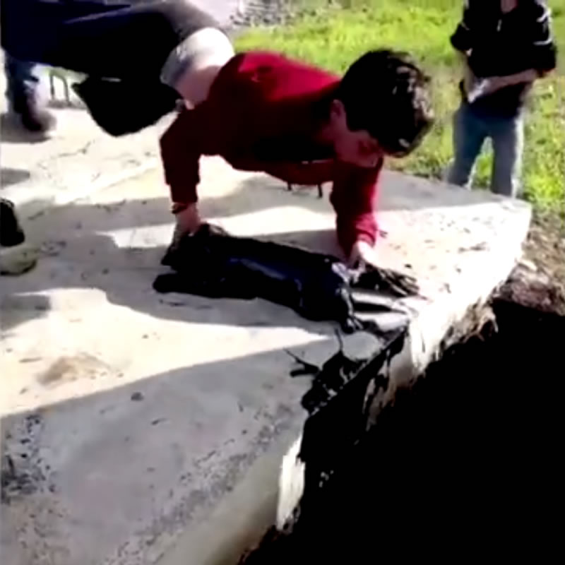 Десятилетний мальчик спас упавшего в нефтяную скважину щенка. Изображение: кадр из видео