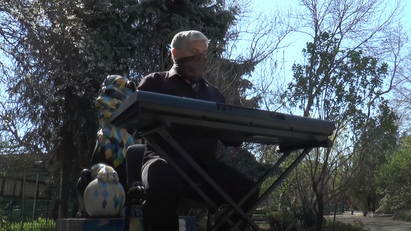 Директор Одесского зоопарка играет на синтезаторе для животных. Изображение: кадр из видео