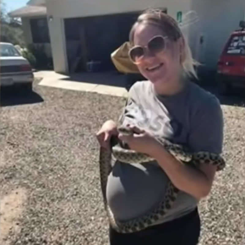 Американка Тони Раух держит береговую гоферовую змею